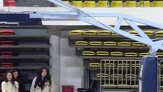 什么情况？辽篮锋线核心现身野球场，疑似遭杨鸣放弃，或悄然退役