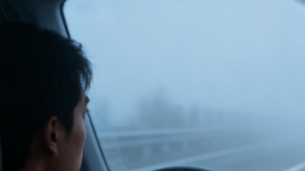 高速上行驶时遇到团雾，该如何降低风险？能继续开还是需停车等待？