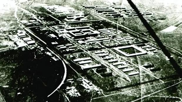 731真相：日本男人被撕开衣服，绑在解剖台上，两眼空洞内脏满地