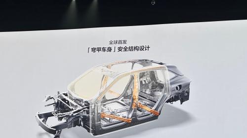 吐鲁番 62℃烤验：极氪 7X 的超额安全，是给家人的底线守护