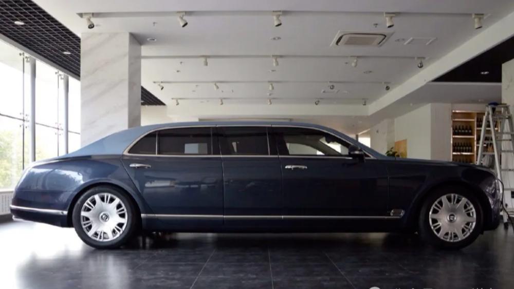 6个座位的防弹宾利，曾想用噱头“薅”国人羊毛，如今300万没人要