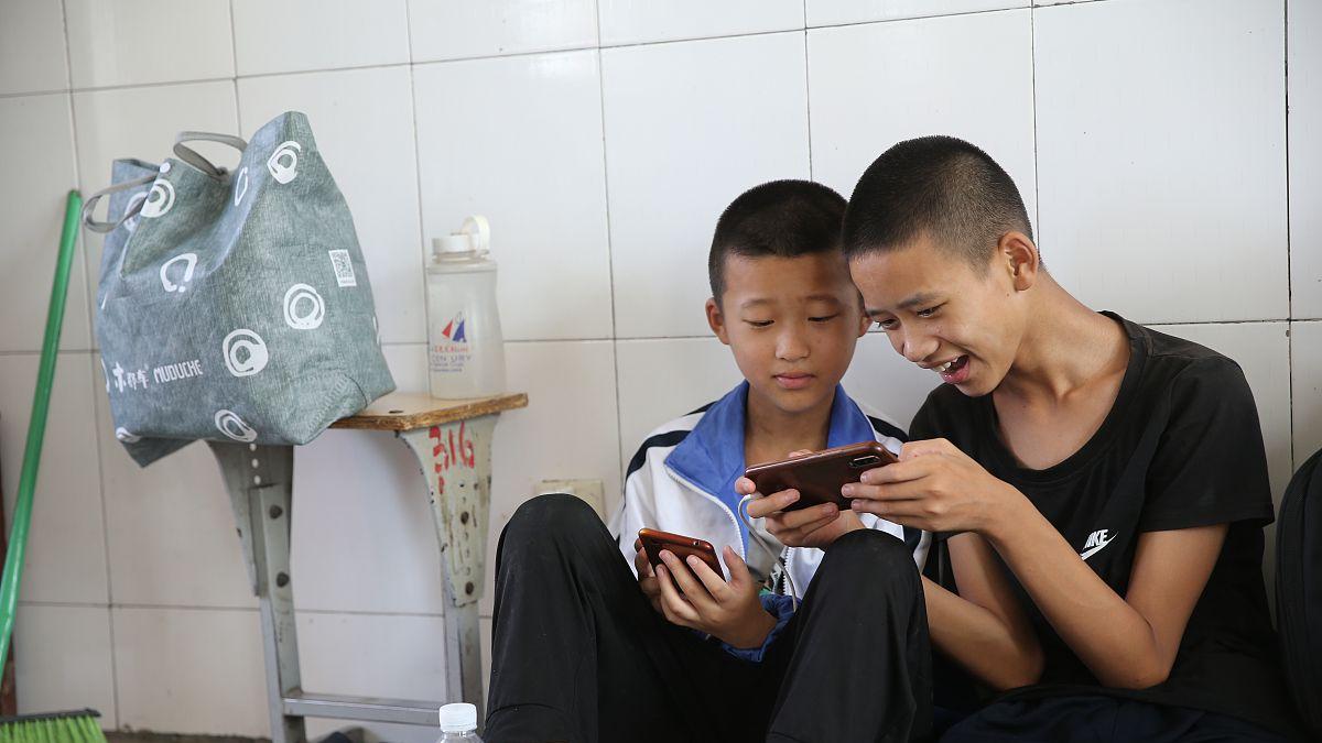 越是禁止孩子玩手机的家庭，养出的网瘾少年越多，真相很扎心