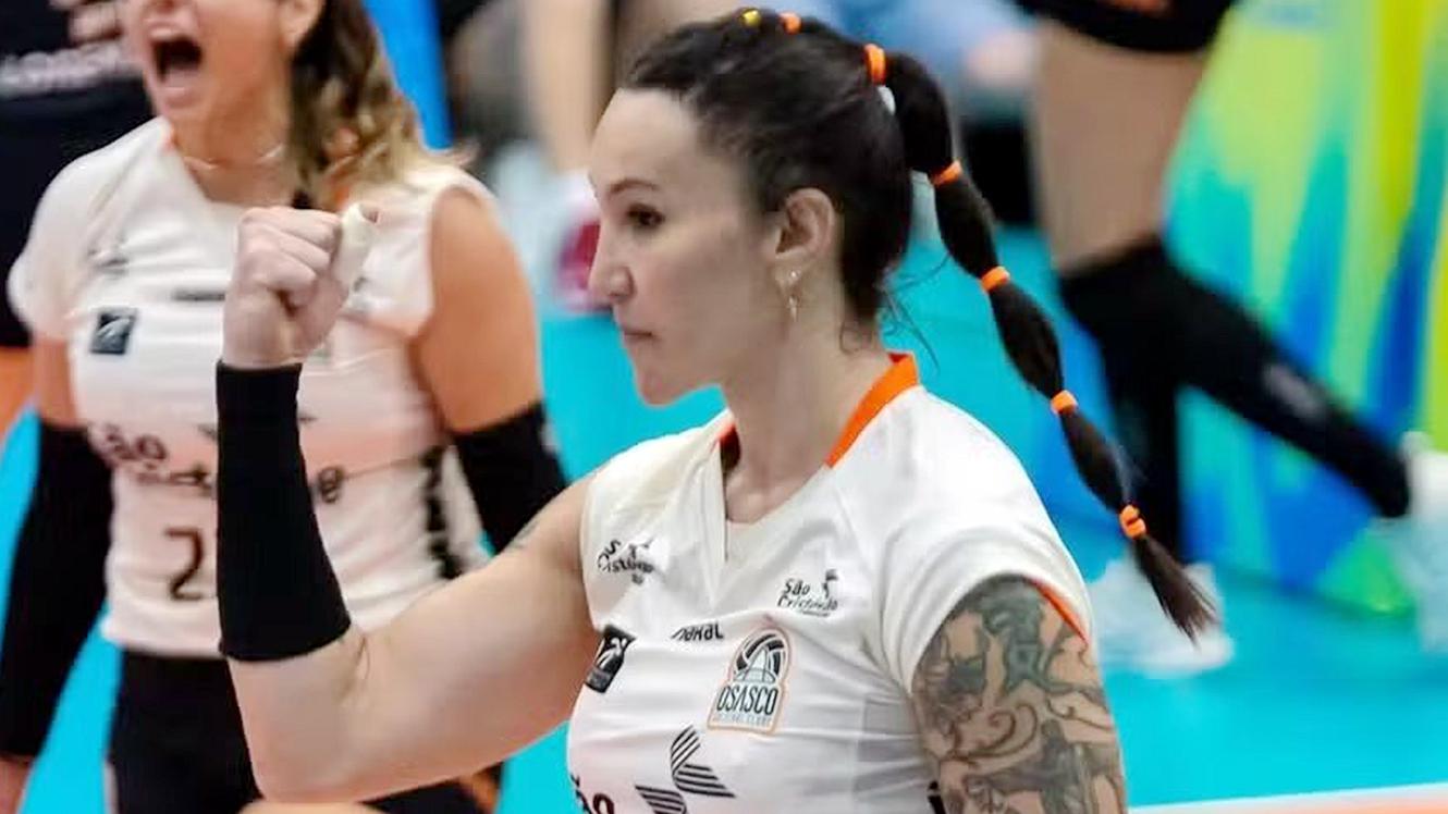 女排变性名将追星朱婷，成功合影乐开怀，中国队长的魅力无人能挡