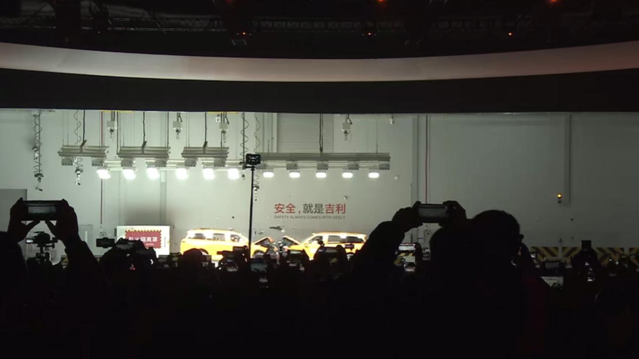 家用SUV安全新标杆名不虚传！领克900通过不等速碰撞测试