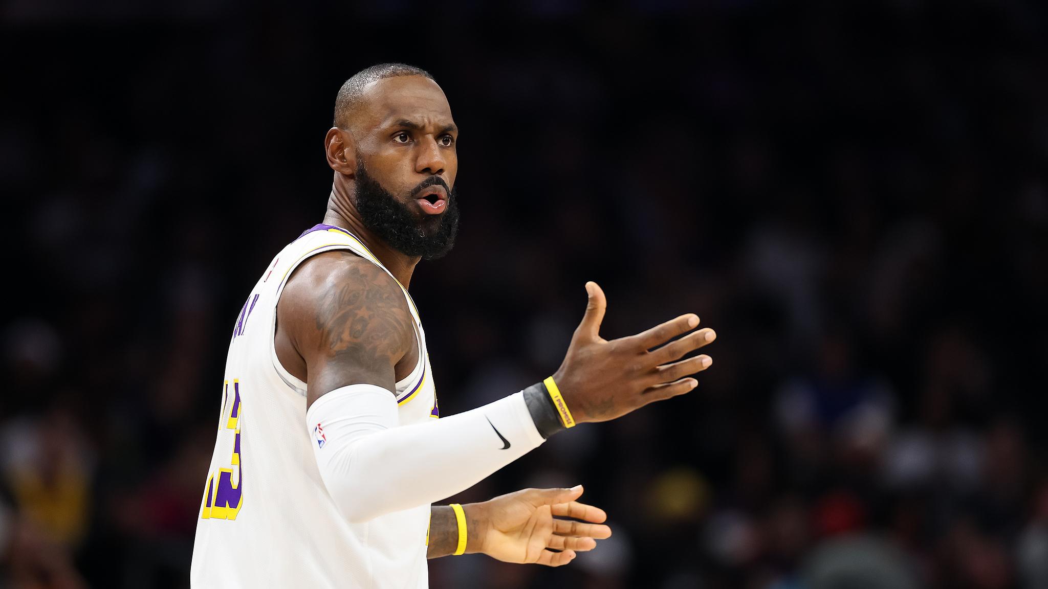 詹姆斯丢技犯罚球！雷迪克直言该让东契奇罚的 老詹：后来我补回来了