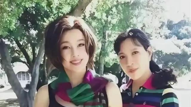 刘晓庆翻红，亲妹妹突然冒出: 不仅没骗姐姐钱，给打工还不收钱！