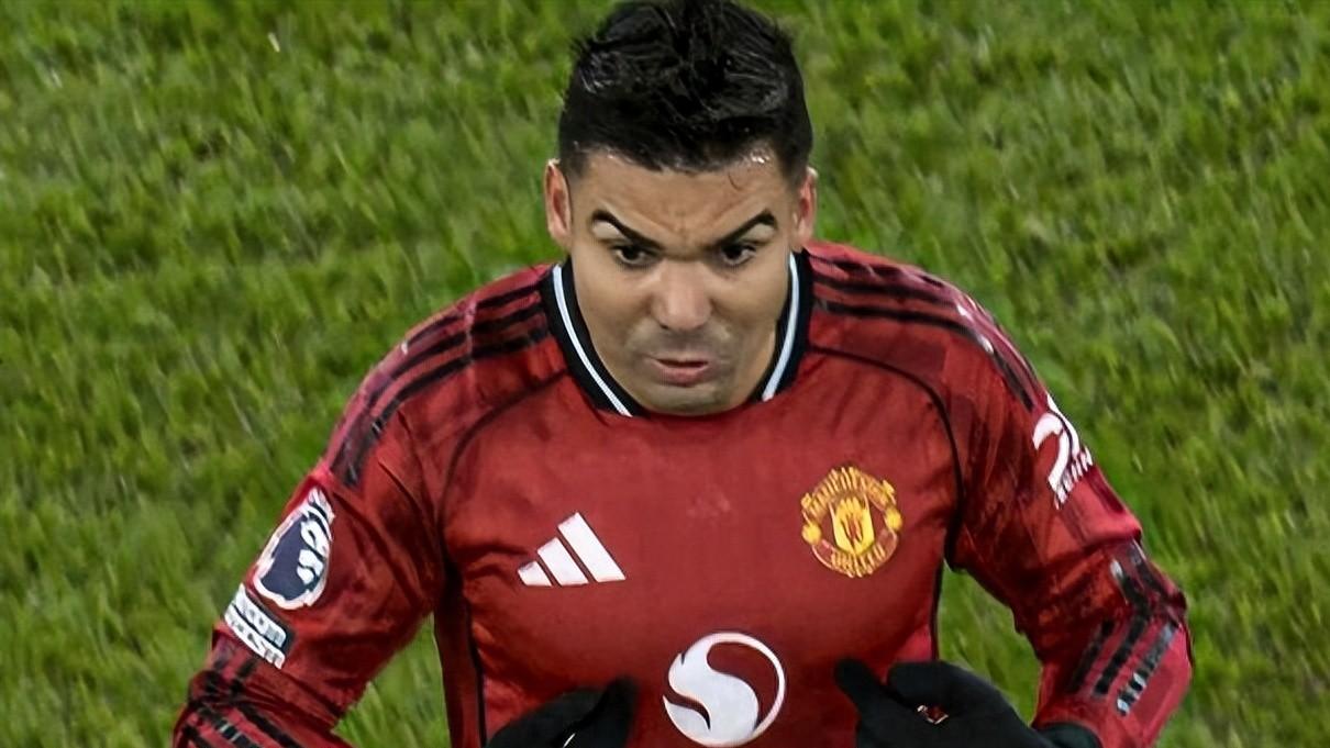 第60分钟被提前换下，曼联中场球星卡塞米罗一脸错愕！