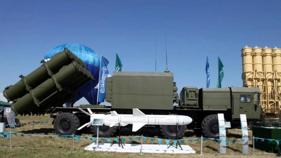 委内瑞拉开火，一架飞机爆炸坠落，美大军就位，特朗普却开始犹豫