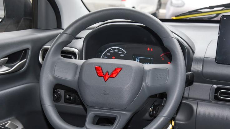 整成了“帅小伙”的模样，五菱神车还有人爱吗？或许价格仍是秘籍