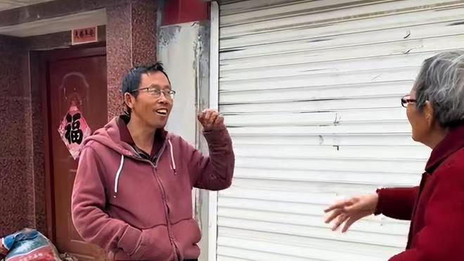 43岁农民歌手李根“天亮就出发”，他唱红了这句话，却一辈子没等来自己的“快乐老家”。