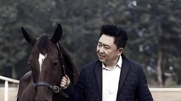 于谦：身价十几亿，郭德纲管着他俩孩子，才56岁啊却像个老大爷