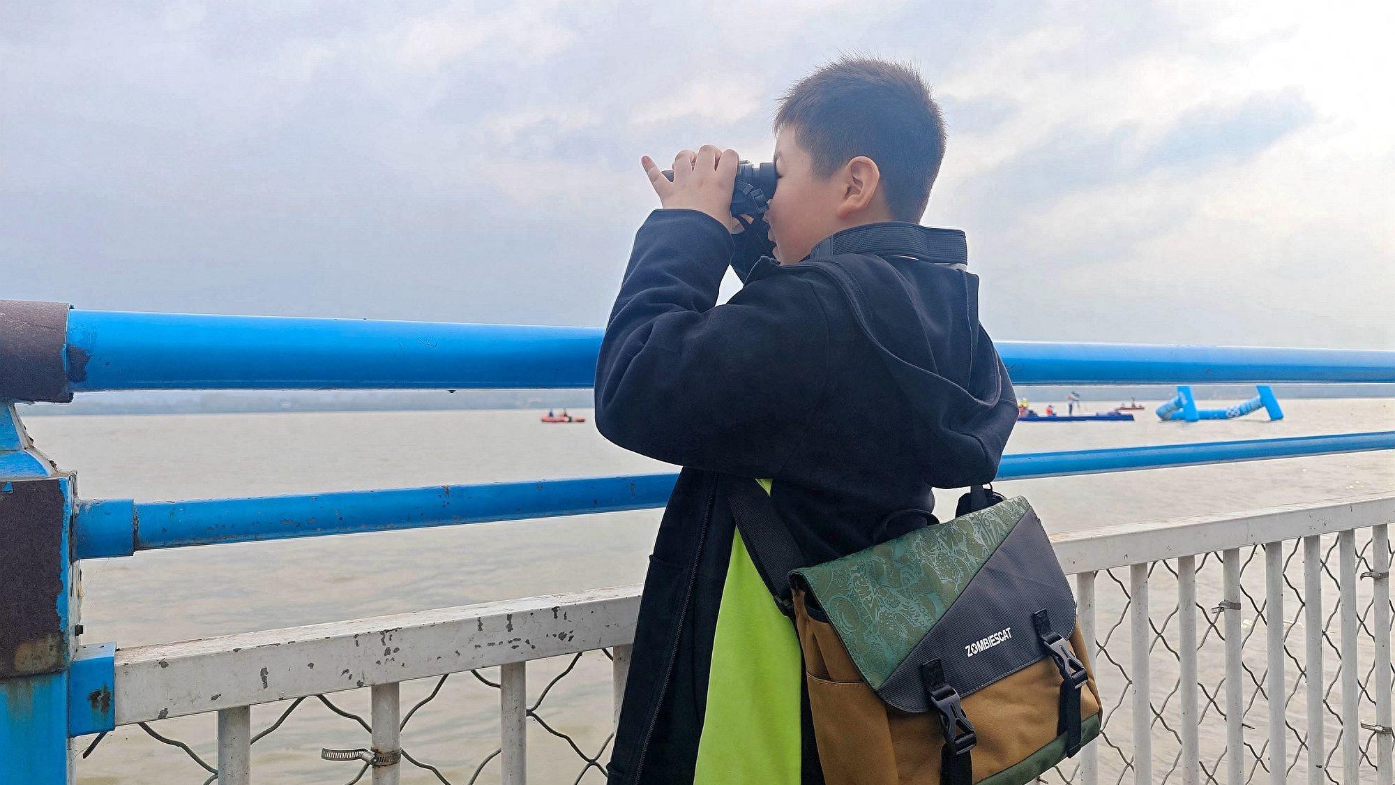 9岁娃背疯了！魔鬼猫邮差包颜值抗打，磁吸一盖就走，妈妈少操心