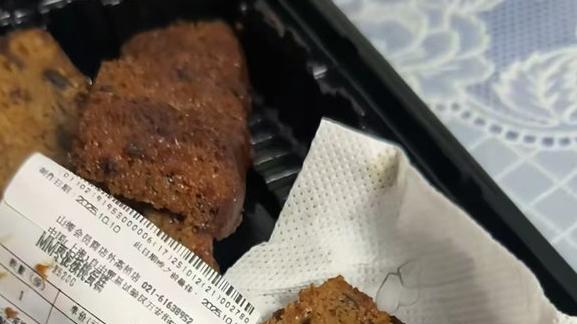 山姆蛋糕吃出"整颗牙齿" 客服回应令人惊讶!