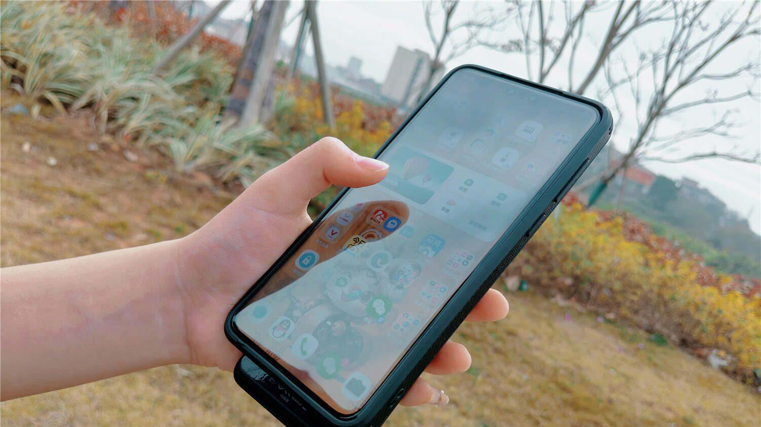 爱沃可Qi2磁吸无线充电宝评测：轻巧便携，主打实用和便利！