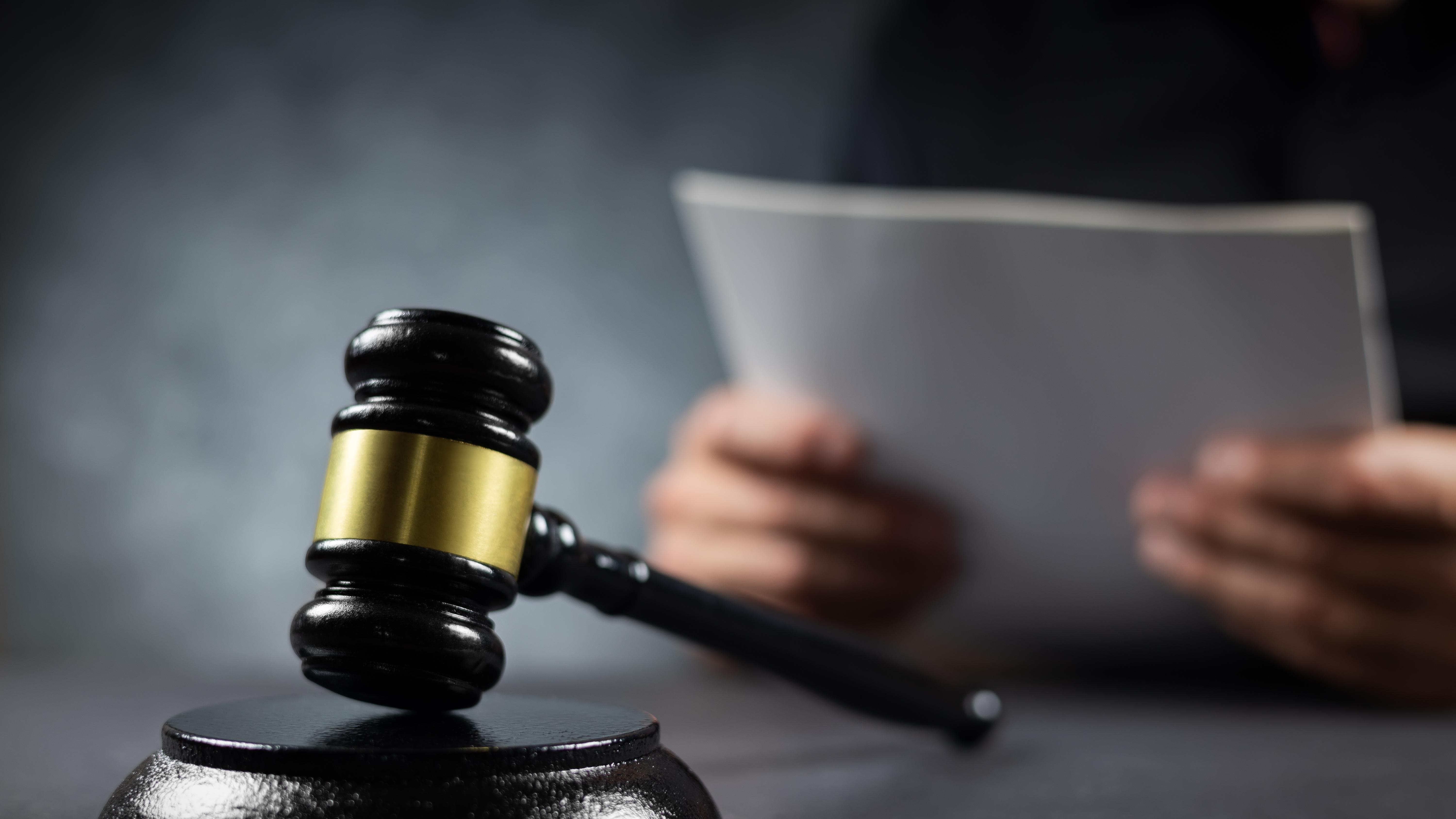 12岁女童被虐死，生父依然不认罪