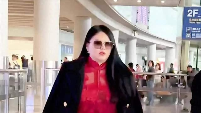 李湘近照曝光，胖到扣子要崩开，淡定回应：瘦过美过红过，就是没穷过！