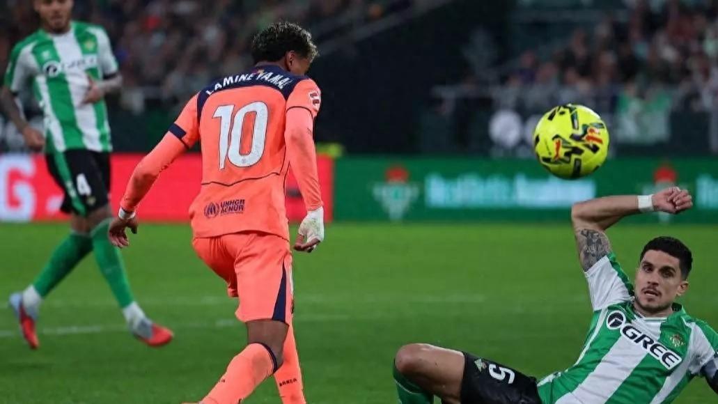 亚马尔变身“新10号”！从边路到中路，他正走梅西当年的路