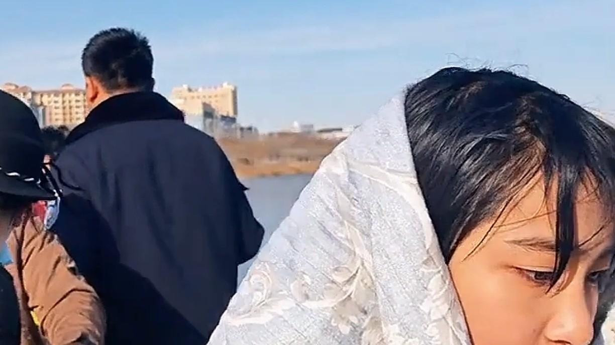 宁夏4岁男孩坠入冰窟，13岁女孩英勇去救，勇敢大暖人心！