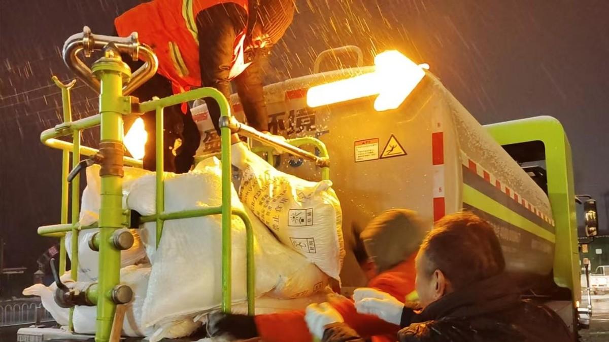 保定城市管理闻雪而动！环卫部门紧急清雪保畅通