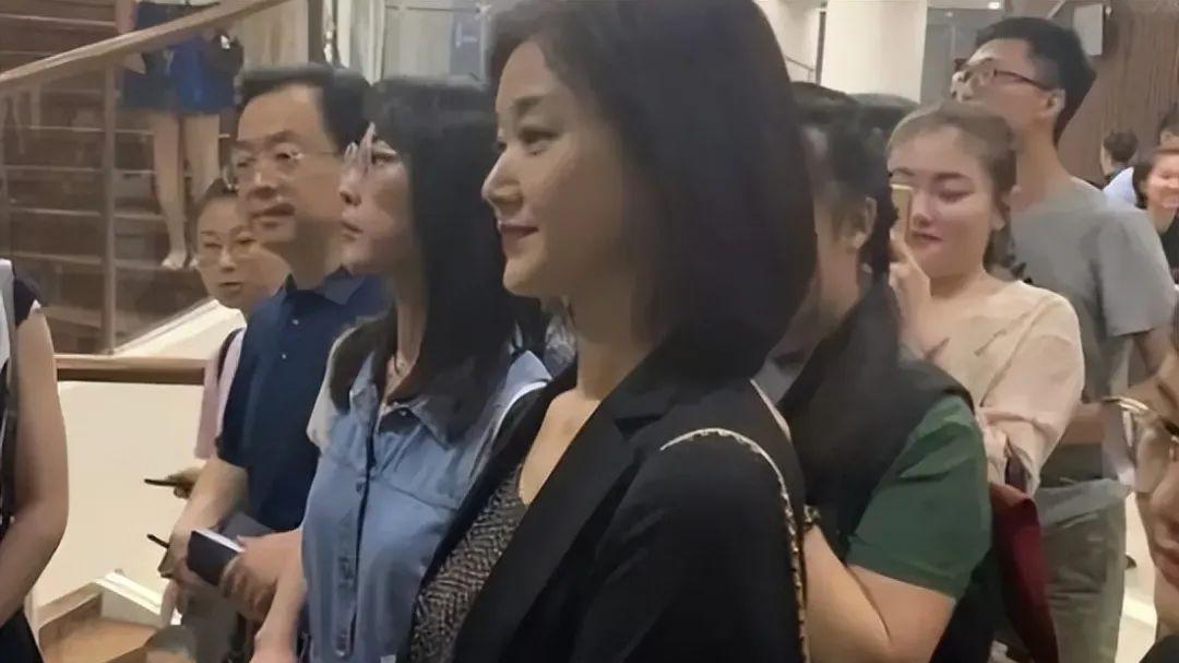57岁宋祖英新剪了lob头年轻10岁，穿西装配透视内搭，美得像换了个人