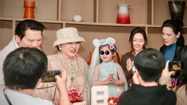 向佐晒图为向太庆生，女儿小奶皇搞笑出镜，郭碧婷生俩娃后状态好