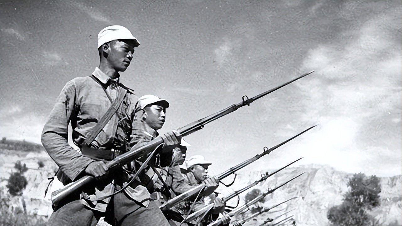 八路军指挥官重伤倒地，伪军发现其未死，耳语道：我们即刻离开