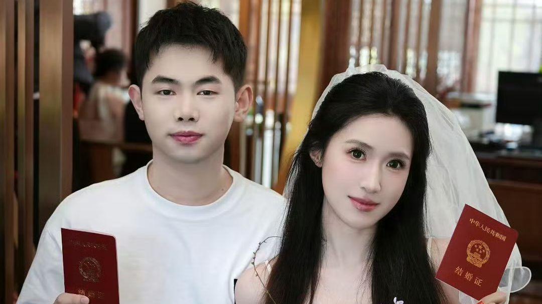 恭喜！中国斯诺克传来好消息：又一职业球员领证结婚，网友送祝福