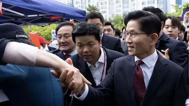 最后8天决战，李在明民调暴跌，一匹黑马杀出，韩国大选有新变数