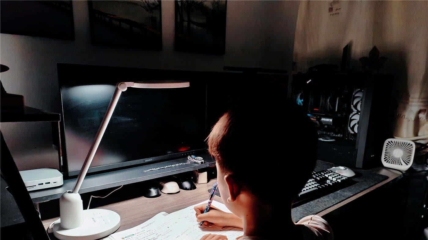 书客Sky护眼台灯实测：自然光+红光护眼技术，确实有效呵护眼睛！