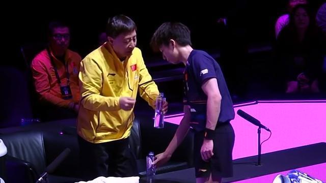 林高远24回家，蒯曼04惨败！国乒2大巨星走人，被韩日联手淘汰