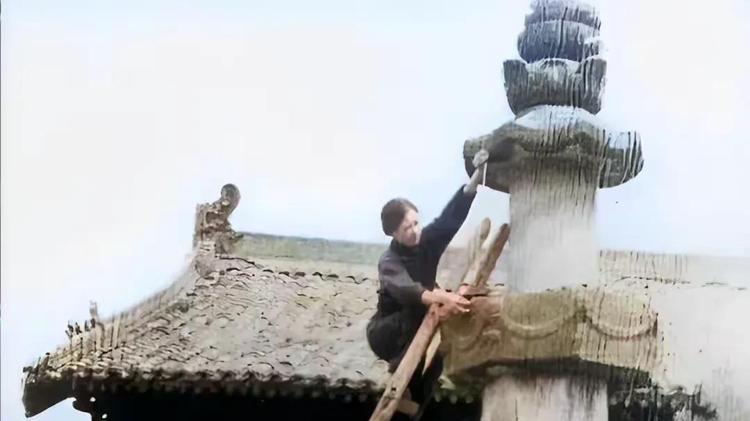1936年，林徽因在耀州留影，穿条破旧牛仔裤，新潮中透着干练