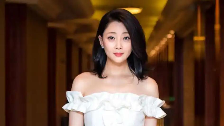 单身女王殷桃的双面人生，坐拥亿万身家情路坎坷