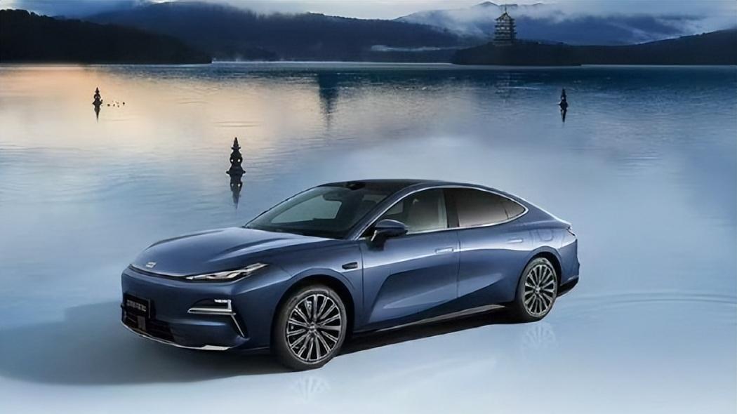 油耗2.7L，车长5018mm！高级质感，行政座驾，13万级预售