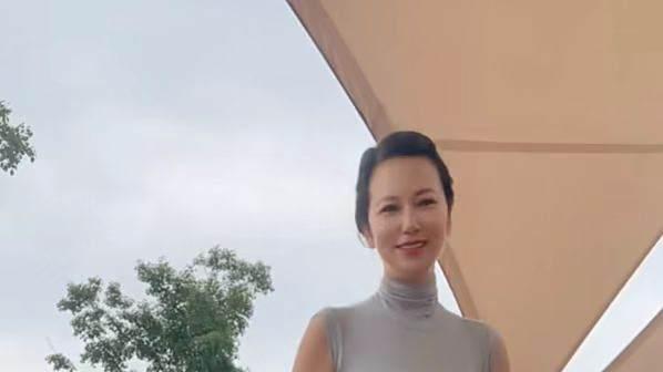 男子晒50岁母亲惹热议，网友：你爸一定很有钱