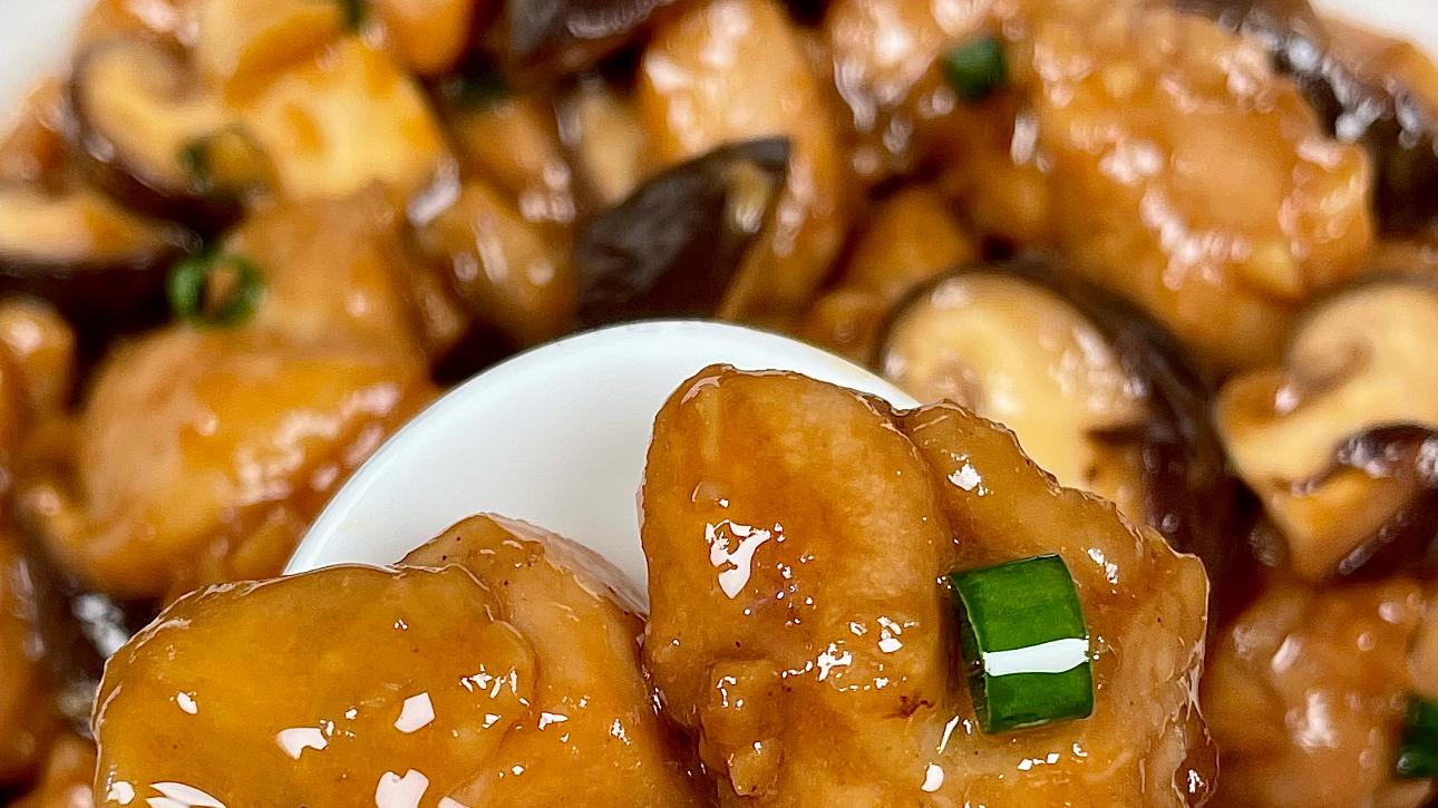 香菇滑鸡饭：嫩滑鸡肉与鲜美香菇的完美邂逅！