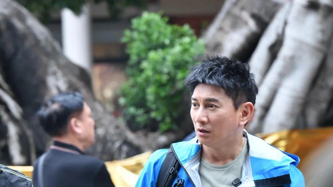 吴奇隆近照曝光， 在少林寺挑战金鸡独立，50多岁依然肌肉健硕，状态超赞！