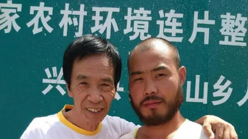 颜冠英：当20多年熨衣工，47岁才当演员，反派演的比主角还受欢迎