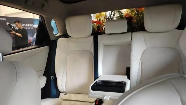 纯电操控革命！丰田bZ5四大冗余，0.5秒无缝接管的黑科技