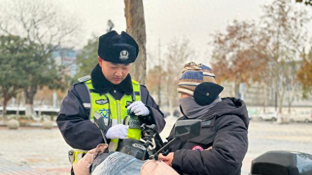 骑电动车出行，戴了头盔也被罚？交警：这3种方式都违规，注意了