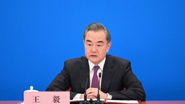 轮到美国着急了，王毅的话欧盟听了进去，冯德莱恩对特朗普发难了