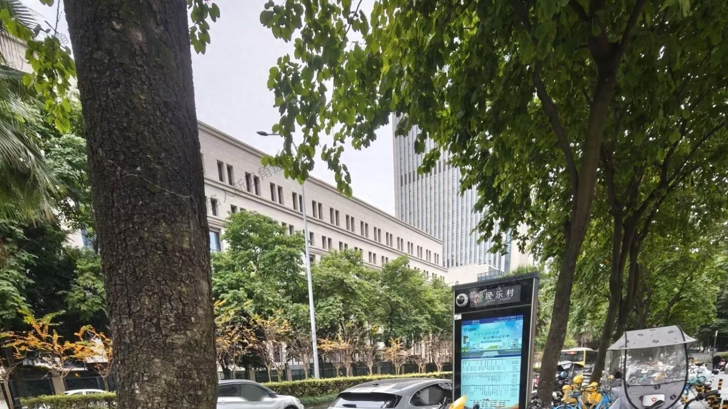 成都：车辆停放在公交站牌旁 群众上下公交不安全！官方回应来了