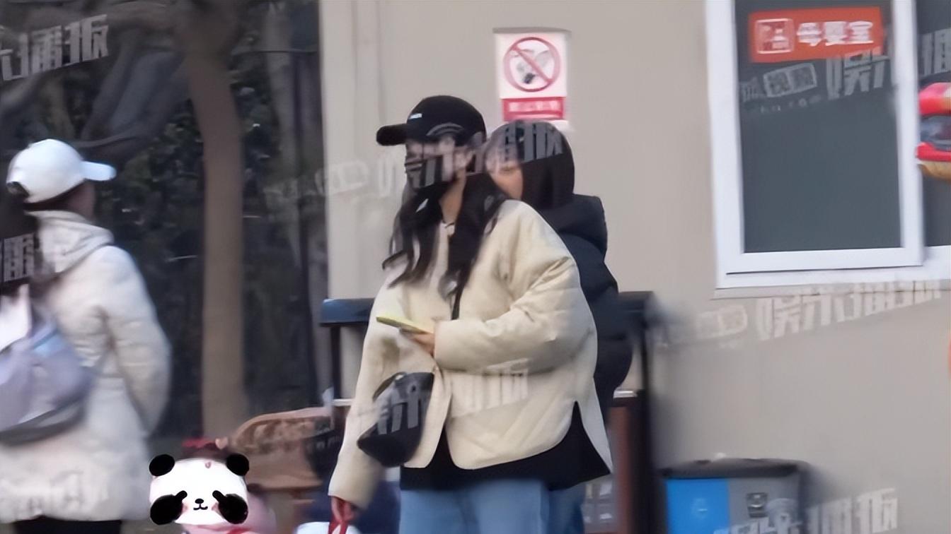 王鸥女儿首曝光！孩子撞脸何九华，穿平价童装，俩保姆贴身跟随