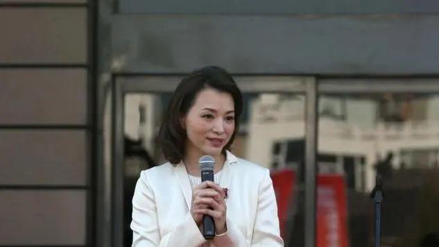 董卿罕见出席商演！穿缎面风衣配长裤高雅而诗韵十足，网友：素颜在人群中也美得出众！