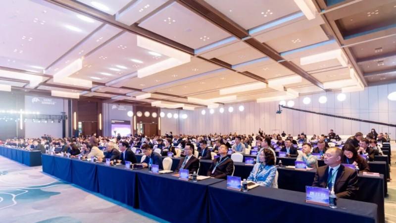 载誉而归！耀东华在2025全球饰面大会荣膺多项殊荣，彰显高定设计驱动价值