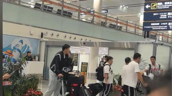 中国男篮凌晨4点落地海口，胡明轩开心，王俊杰抢眼，却没人接机