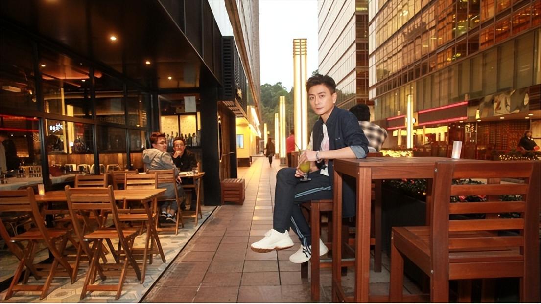 香港知名男星被指暴瘦 ，面颊凹陷顴骨凸出，网友却力挺：这才是真男神！