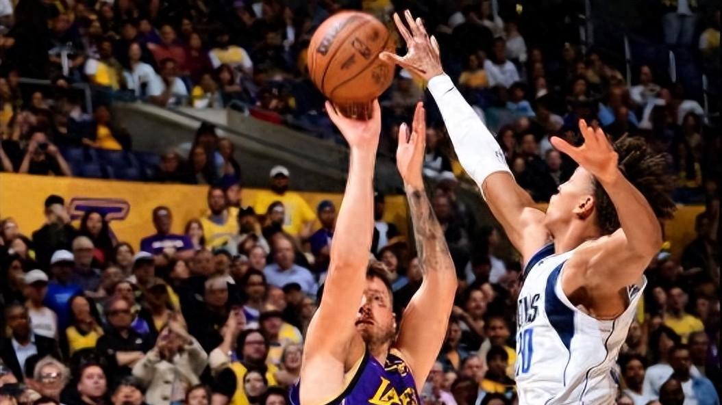 8+3+2+2记三分！湖人奇兵爆发，锁死2700万先生，作用不输小科比