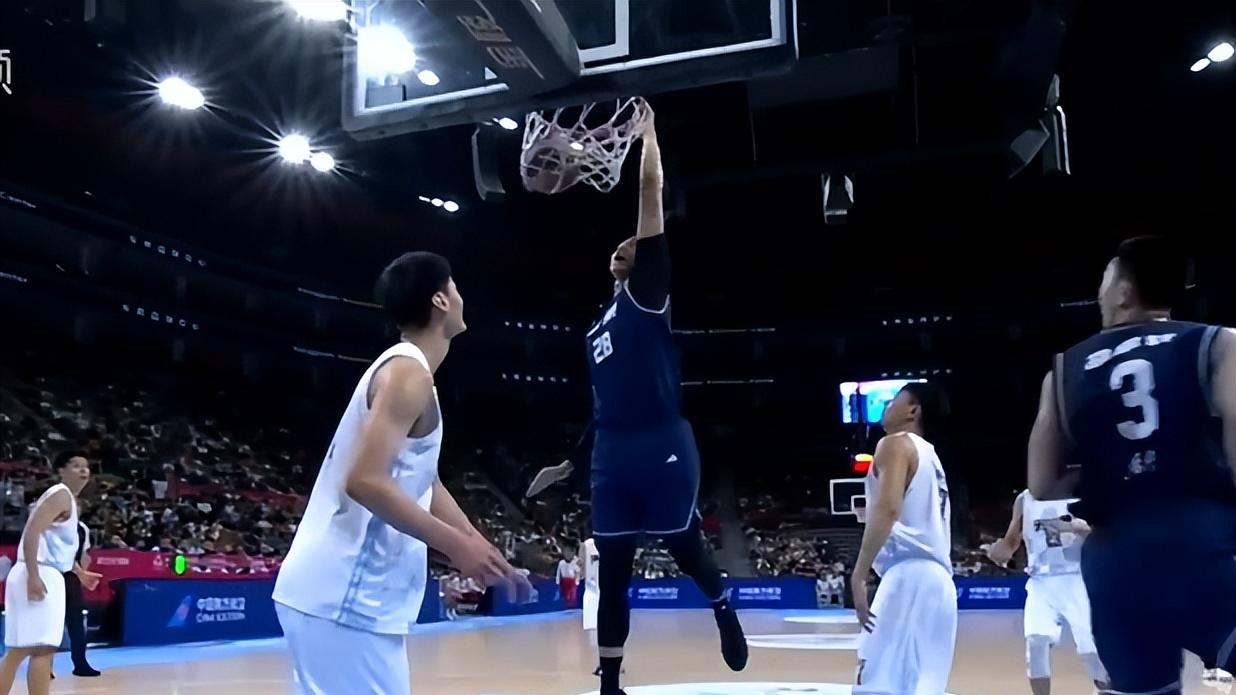 王睿泽出色，广东男篮力压天津队 裁判抢戏，杜锋不满判罚吃技犯