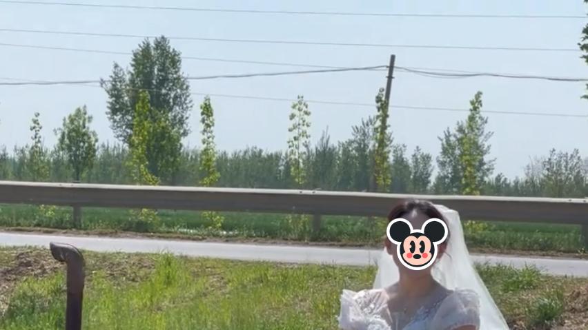 女子结婚巧遇道路坍塌，接亲婚车没法进村，她途自开拖拉机找新郎