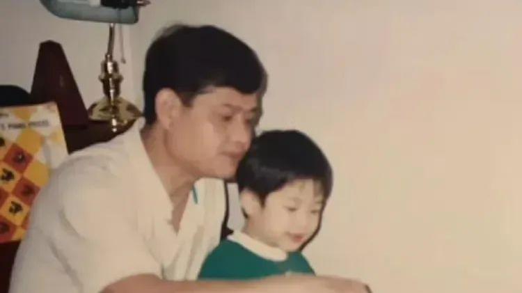 妈妈晒王嘉尔童年与爸爸合照，小时候的王嘉尔好萌好可爱